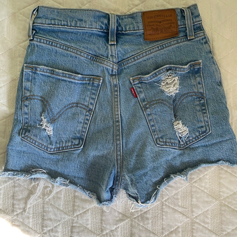 Levi’s Ribcage Shorts - Picture 2 of 4